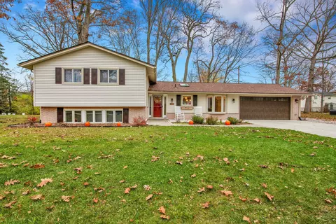 8752 Woodside Dr, Grosse Ile, MI 48138
