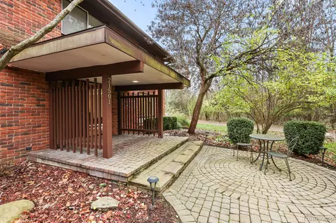 21501 W 13 Mile Rd, Beverly Hills, MI 48025