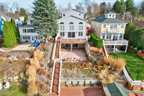 12160 Mantawauka Dr, Fenton, MI 48430