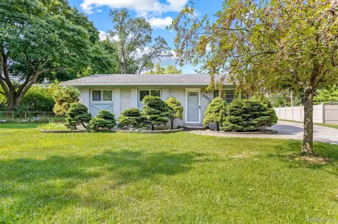 280 Lindsay Dr, Plymouth, MI 48170