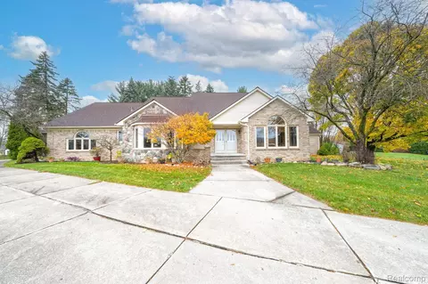 2578 Lake Charnwood Dr, Troy, MI 48098