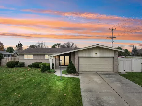 36955 Gregory Dr, Sterling Heights, MI 48312