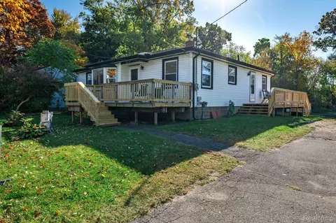 6125 Pontiac Lake Rd, Waterford, MI 48327