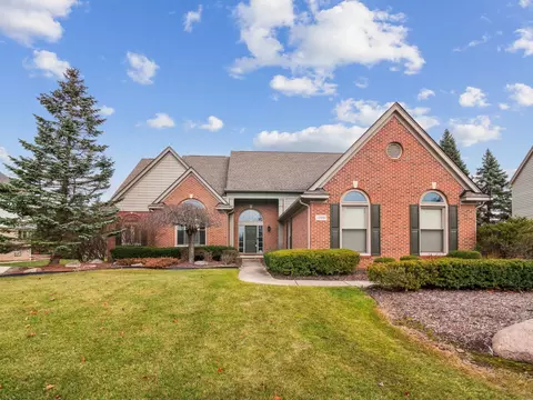 22090 Picadilly Cir, Novi, MI 48375