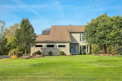 2038 Cumberland Dr, Brighton, MI 48114