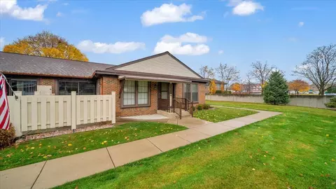 40812 Newport Dr, Plymouth, MI 48170