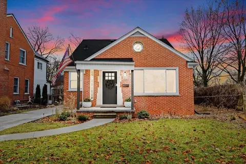 13365 Balfour Ave, Huntington Woods, MI 48070