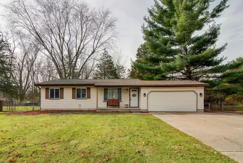 533 Hut West Dr, Flushing, MI 48433