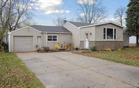 4173 Athens Ave, Waterford, MI 48329