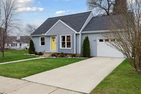 624 Riddle St, Howell, MI 48843