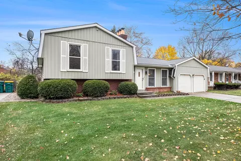 225 Oakwood Dr, Flushing, MI 48433