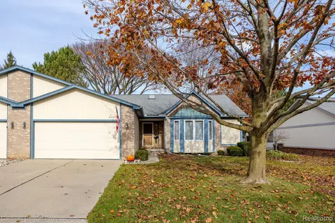 23135 Pinetree Cir #16, Macomb, MI 48042