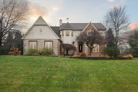 6447 Glendale Dr, White Lake, MI 48383