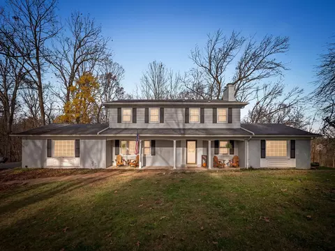 870 Darien Cir, Oakland, MI 48306