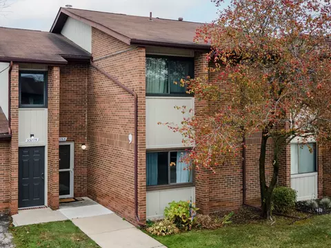 33763 Pondview Cir 9 Cir, Livonia, MI 48152