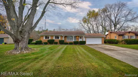 4428 Old Colony Dr, Flint, MI 48507