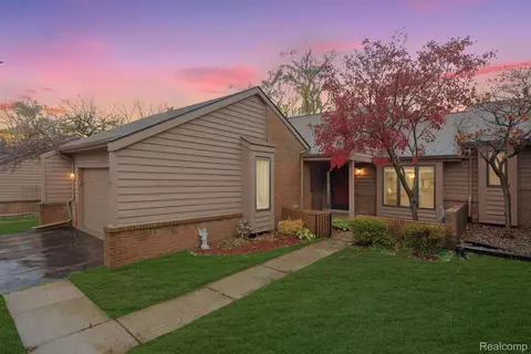35556 Lark Harbor Crt Ct, Farmington, MI 48335