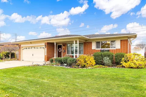 27247 Newport Dr, Warren, MI 48088