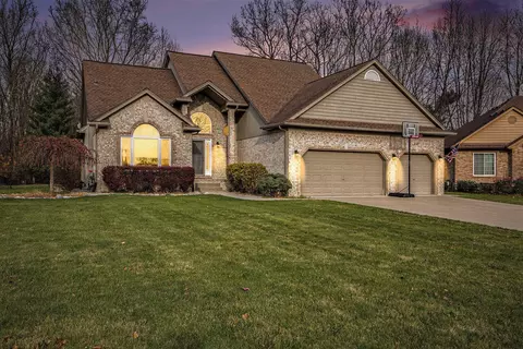 29773 Remington Dr N, Chesterfield, MI 48047