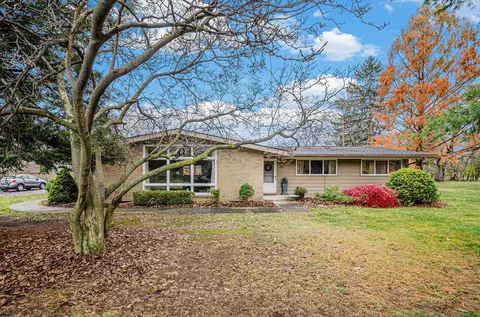 386 Belhaven Dr, Troy, MI 48085