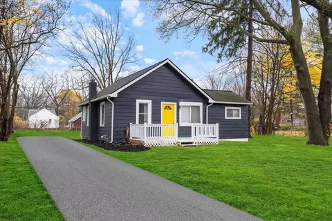 110 Starr Ave, Waterford, MI 48328