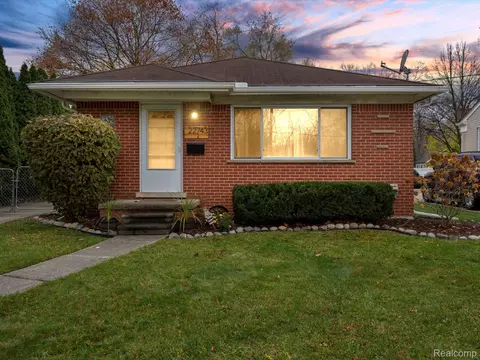 22743 Brookdale St, Farmington, MI 48336