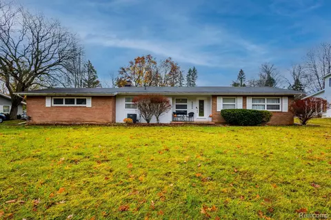 6200 Mapleridge Dr, Flint, MI 48532