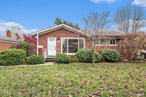 17836 N Wind Dr, Fraser, MI 48026