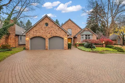 5579 Pine Brooke Crt Ct, Bloomfield Hills, MI 48304