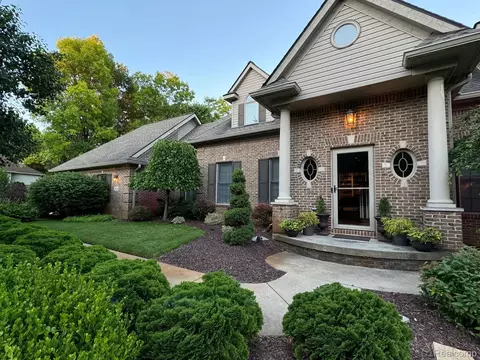 2450 Canyon Ridge Dr, White Lake, MI 48383