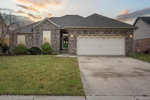 23019 Country View Ln, Flat Rock, MI 48134