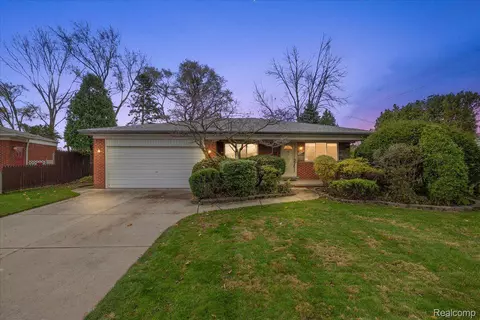 5216 Mart Crt Ct, Warren, MI 48091