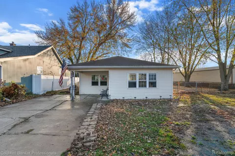 13431 Rose St, Gibraltar, MI 48173