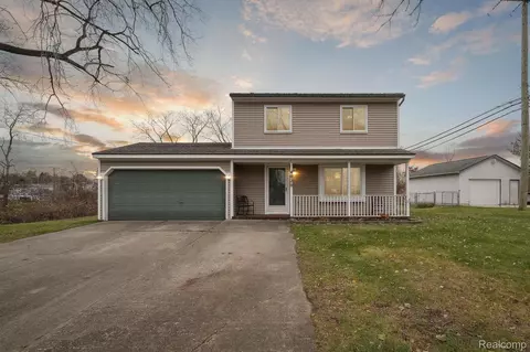 4020 Otto Rd, Waterford, MI 48328