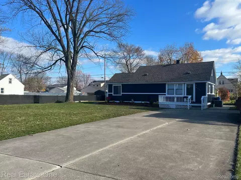 4947 Edgewood St, Dearborn Heights, MI 48125