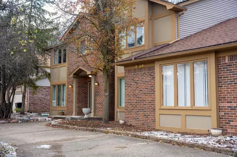 7309 Oak Tree Dr, West Bloomfield, MI 48322