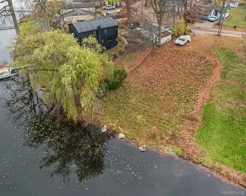 1225 Grove Point Dr, White Lake, MI 48386