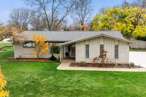 975 Huntsford Dr, Troy, MI 48084