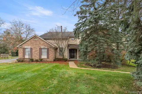 29703 Pine Ridge Cir, Farmington Hills, MI 48331