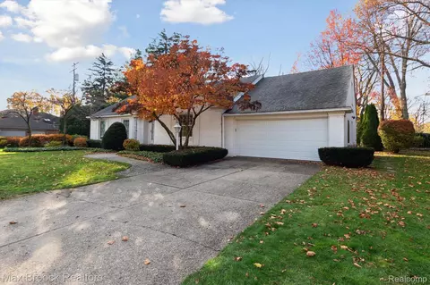 5 Lake Shore Ln, Village Of Grosse Pointe Shores, MI 48236
