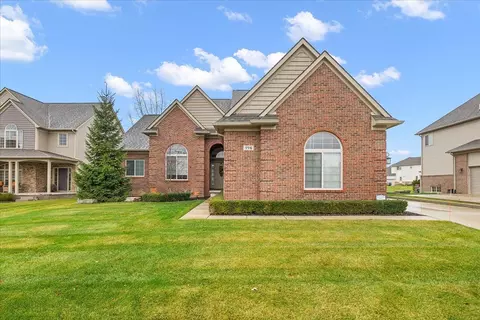 776 Pine Ridge Ave, Oxford, MI 48371