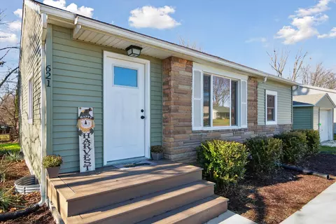 621 N Hagadorn St, South Lyon, MI 48178