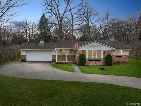10585 King Rd, Springfield, MI 48350
