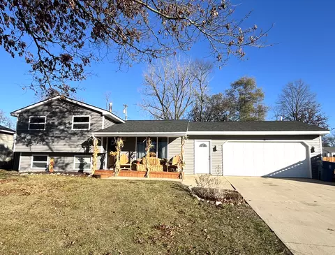 4710 Deerfield Dr, White Lake, MI 48383