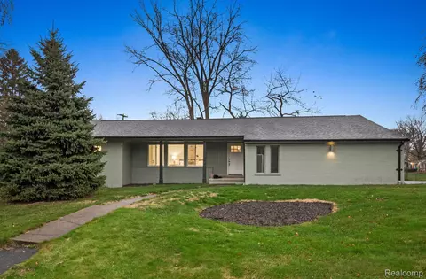 2727 Brady Dr, Bloomfield Hills, MI 48304