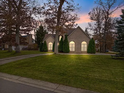 9155 Huron Bluffs Dr, White Lake, MI 48386