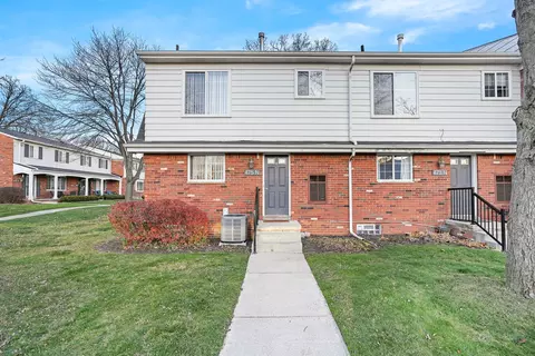 475 Fox Hills Dr N, Bloomfield, MI 48304