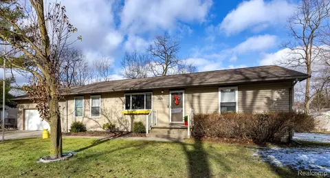 1369 Holliday Dr, Orion, MI 48362