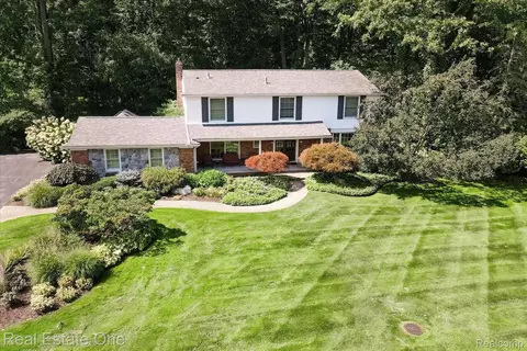 2463 Hunt Club Dr, Bloomfield Hills, MI 48304