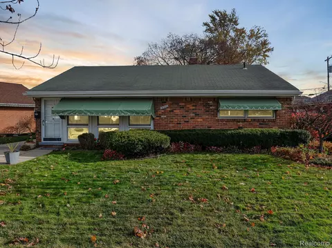 18515 Hinton St, Riverview, MI 48193